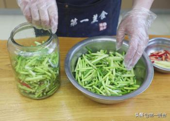 腌蒜苔、糖蒜有讲究，老妈用半辈子的方法，酸甜脆爽，吃一年不坏  -图10