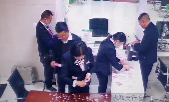 贵州7岁男孩把6000元卖牛钱撕成一地碎片，妈妈大哭！他们一块块拼图  -图13