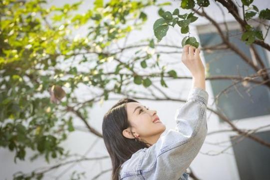 赵丽颖冯绍峰夫妇合体拍大片，两人包饺子互动超甜蜜！年味儿十足  -图7